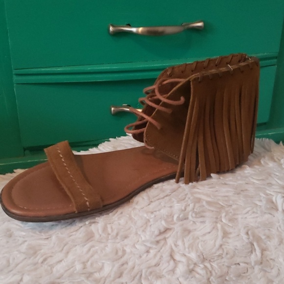 Minnetonka Shoes - Minnetonka Leather Fringe Sandal size 8 Minnetonka Shoes - Minnetonka Leather Fringe Sandal size 8